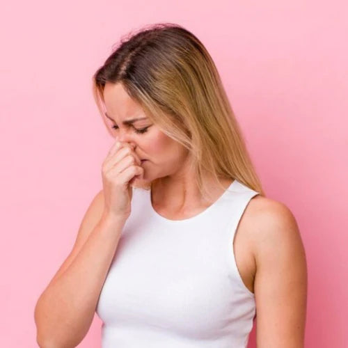 Hvorfor lukter tanntråd dårlig, og hvordan fjerner man lukten?